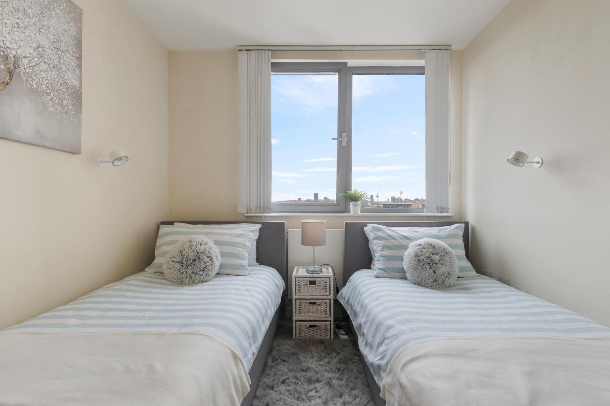 Stratford Skyview Apartment Londen Buitenkant foto