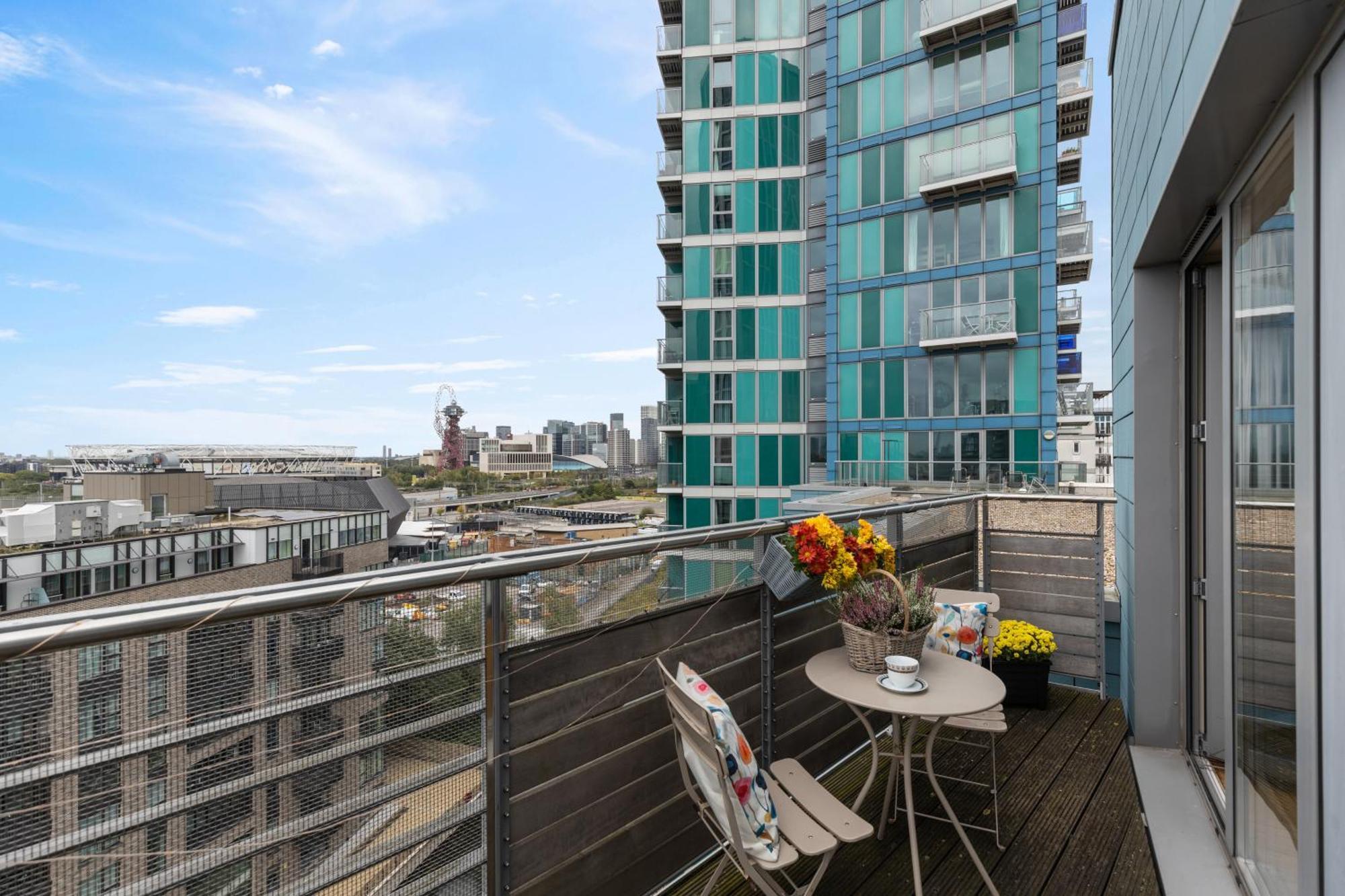 Stratford Skyview Apartment Londen Buitenkant foto
